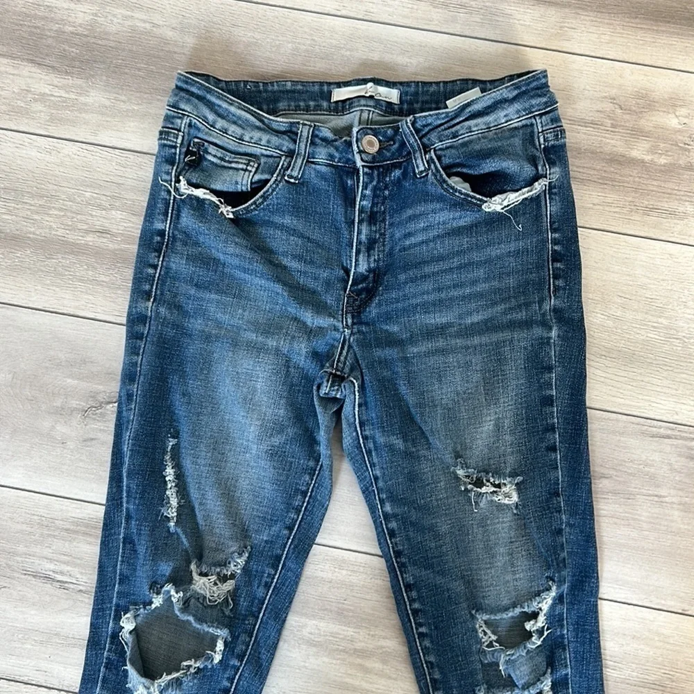 KanCan size 28 destroyed skinny jeans